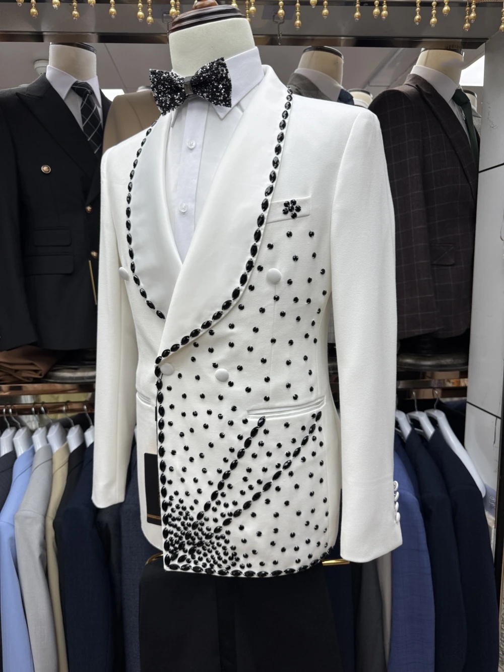 Men Formal Wear With Coat - 白新郎男性スーツセット 2 ピースブレザー + 黒パンツズボンクリスタルストーンカスタマイズされたフォーマルオフィスジャケット結婚式タキシードコート