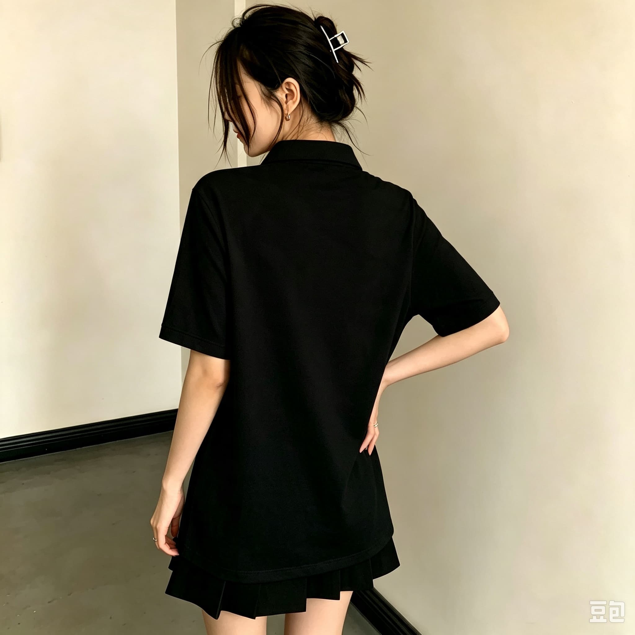 カジュアルなユニセックスブラックポロブラウス、花柄リースと子 - Mens Formal Look のレビューと価格